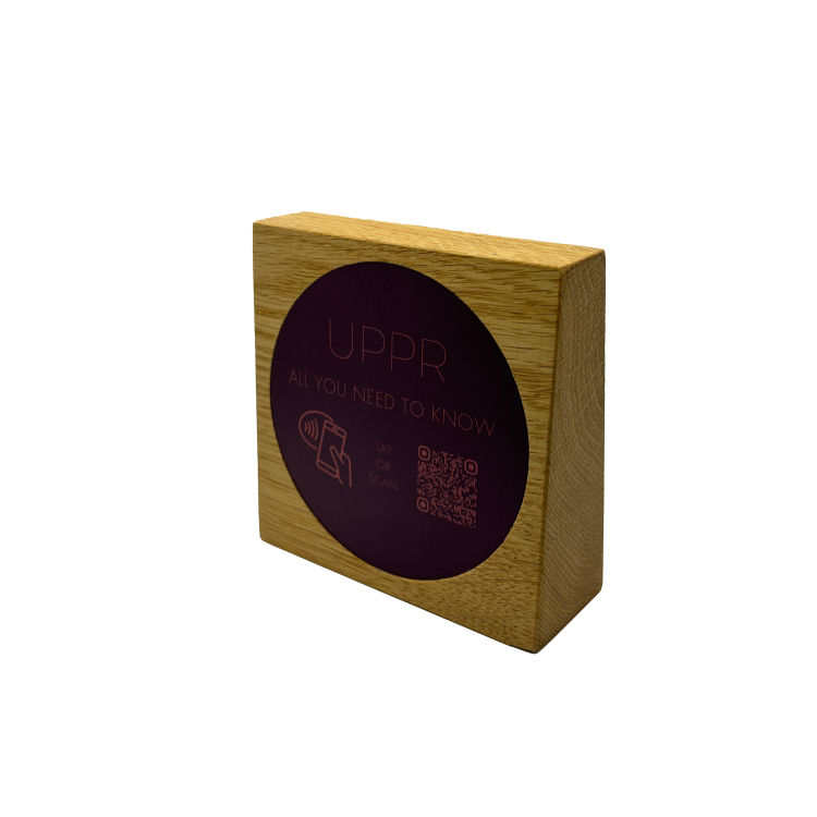 Tischaufsteller stehend mit QR-Code Aufkleber matt und NFC-Chip