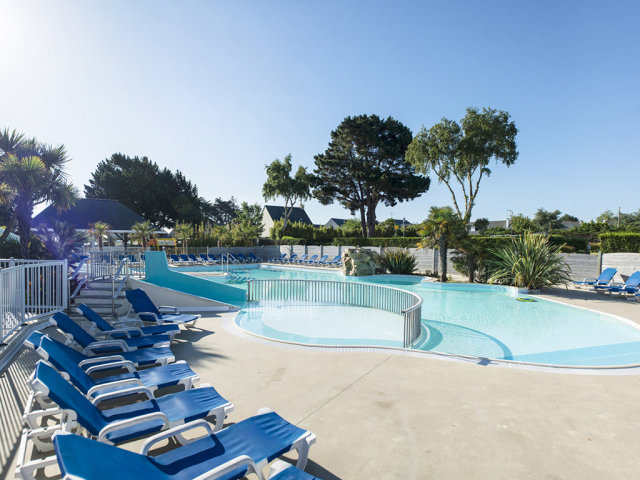 Ein überdachter Swimmingpool auf dem Campingplatz Emeraude