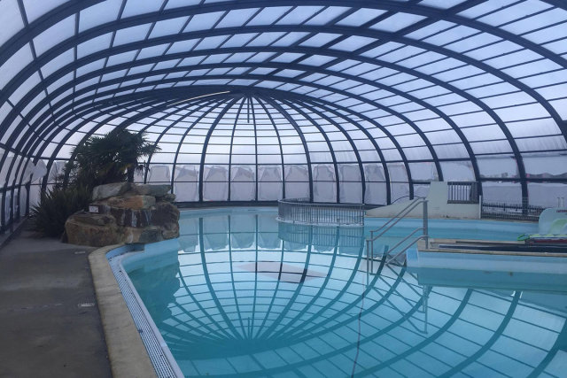 The new indoor heated swimming pool of the Emeraude campsite