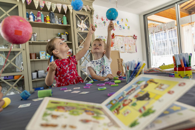 De kinderen organiseren een voorstelling op Soleil Vivarais…