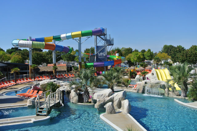 Un magnifico giardino acquatico di 300 m² nel camping Club Les Brunelles