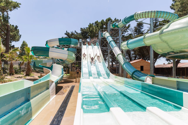 Una piscina cubierta y climatizada en Le Chaponnet