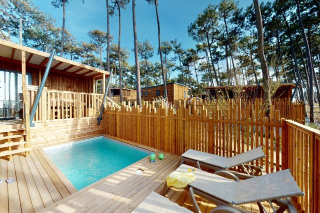 An amazing premium district with private swimming pools on the Le Vieux Port campsite!