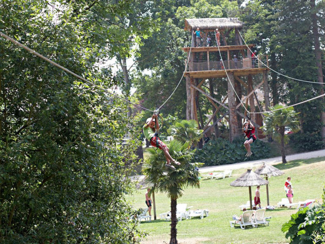 Touwparcours in de bomen, lange zip line, waterski-lift, de meest spectaculaire voorzieningen op campings