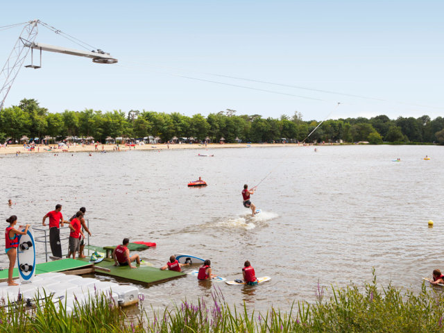 Water skiing on campsite Les Alicourts Resort