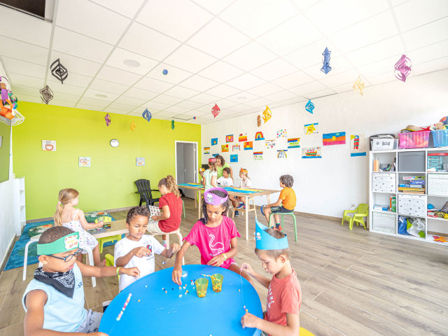 Un groupe d’enfants au mini-club camping Atlantica à Saint Jean de Luz.