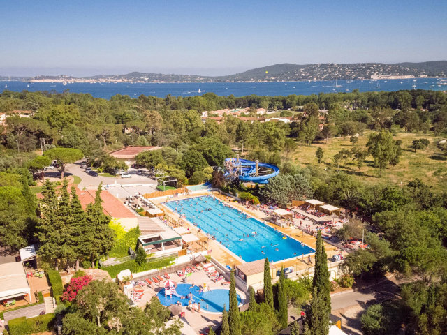 La piscine du camping Le Domaine des Naïades dans le Var, aux dimensions olympiques.