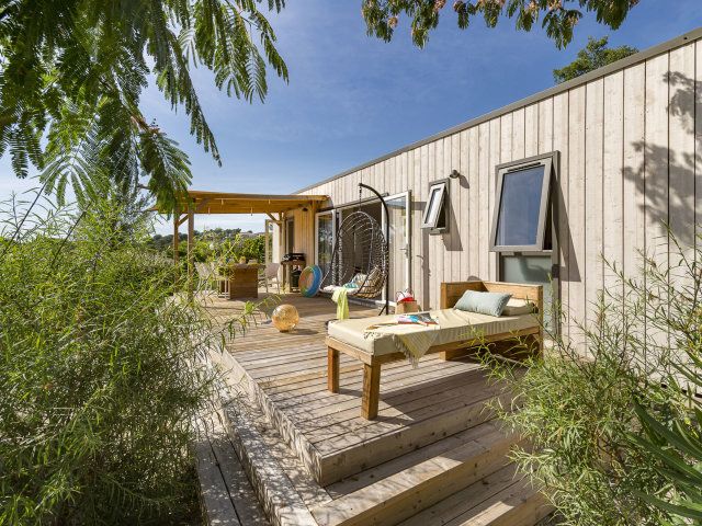La terrasse d’un mobil home du camping Douce Quiétude dans le Var.