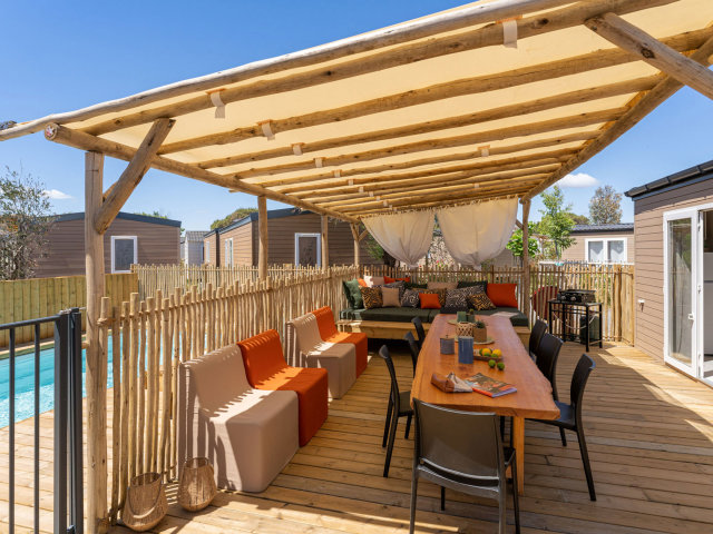 La terrasse d’un mobil home au camping La Clape dans l'Hérault.