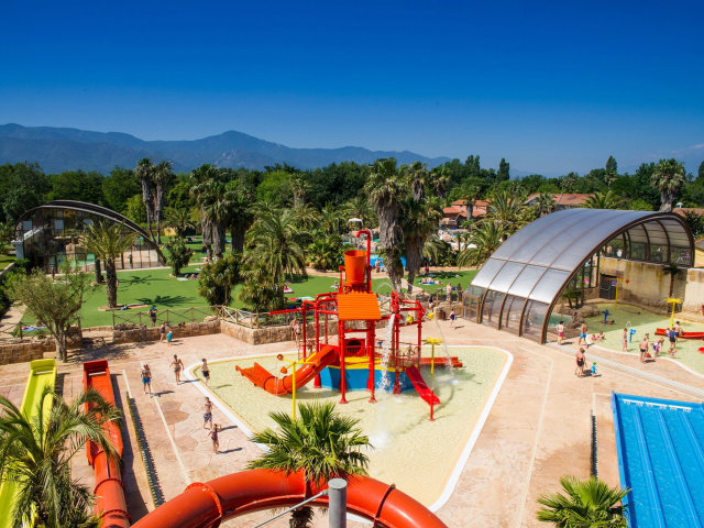 Une structure de jeux aqualudiques au camping La Sirène à Argelès sur Mer.