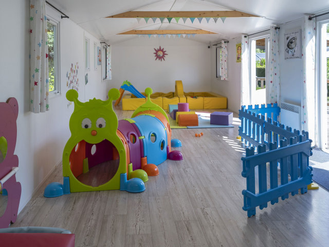 Le Baby Club du camping Le P'tit Bois près de Saint Malo.