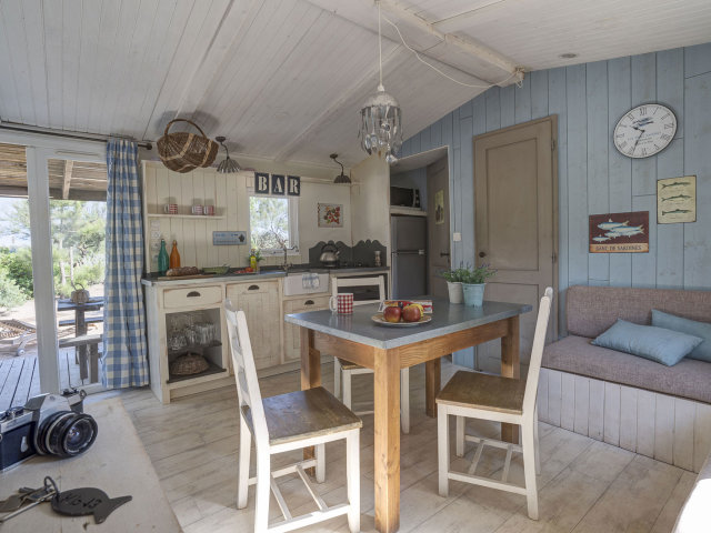 L’intérieur d’un mobil home au camping Le Serignan Plage dans l’Hérault.
