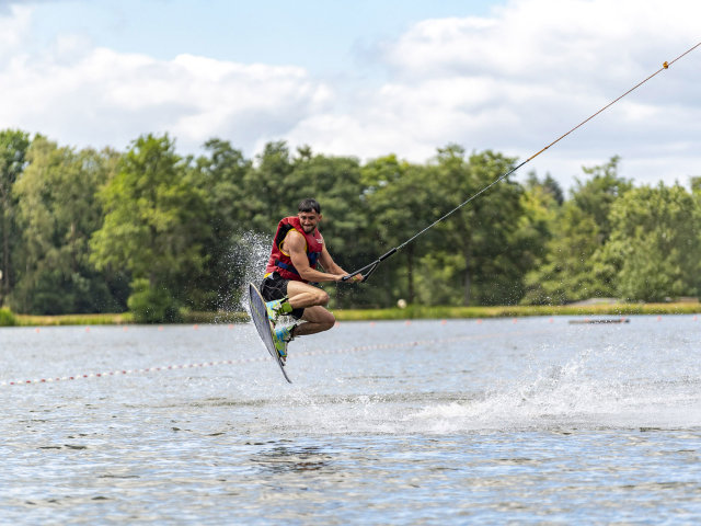 Un téléski nautique au camping Les Alicourts Resort dans le Loir et Cher.