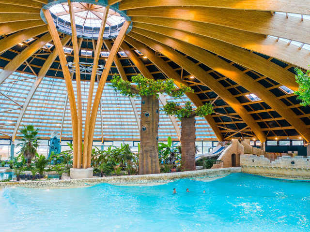 L’Aquadôme du camping Les Ormes, Domaine & Resort, pratique pour se baigner même quand il pleut en Bretagne !