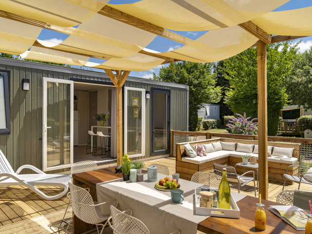 La terrasse d’un mobil home au camping Les Peneyrals dans le Périgord Noir.