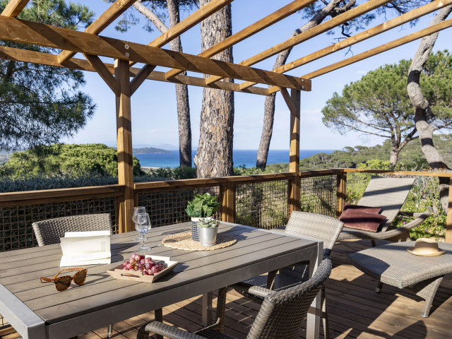 La baie de Pampelonne, depuis la terrasse d’un mobil home du camping Les Tournels à Ramatuelle.