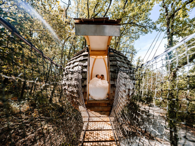Une cabane dans les arbres au camping Les Ventoulines en Dordogne.