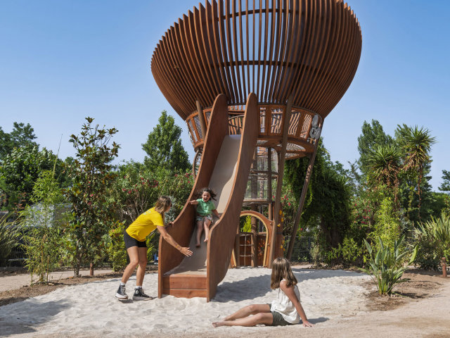 Une aire de jeux extérieure, au camping Riviera d’Azur dans le Var.