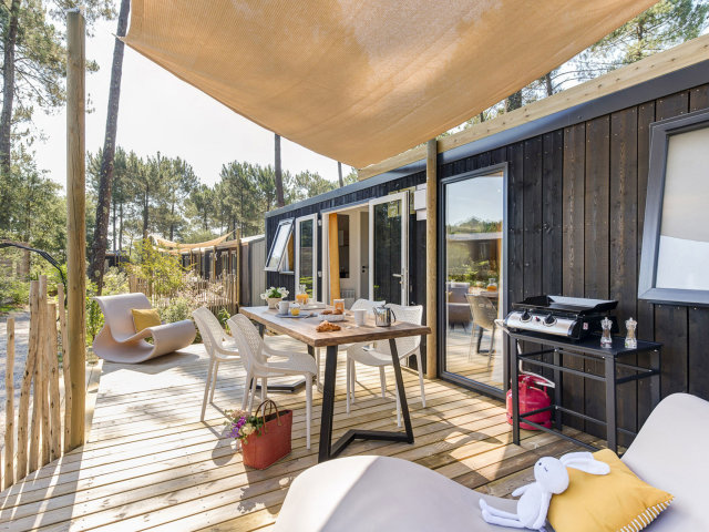 La terrasse d’un mobil home au camping Soustons Village dans les Landes.