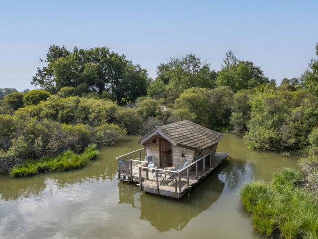 Une cabane flottante au camping Village Flottant de Pressac dans la Vienne.