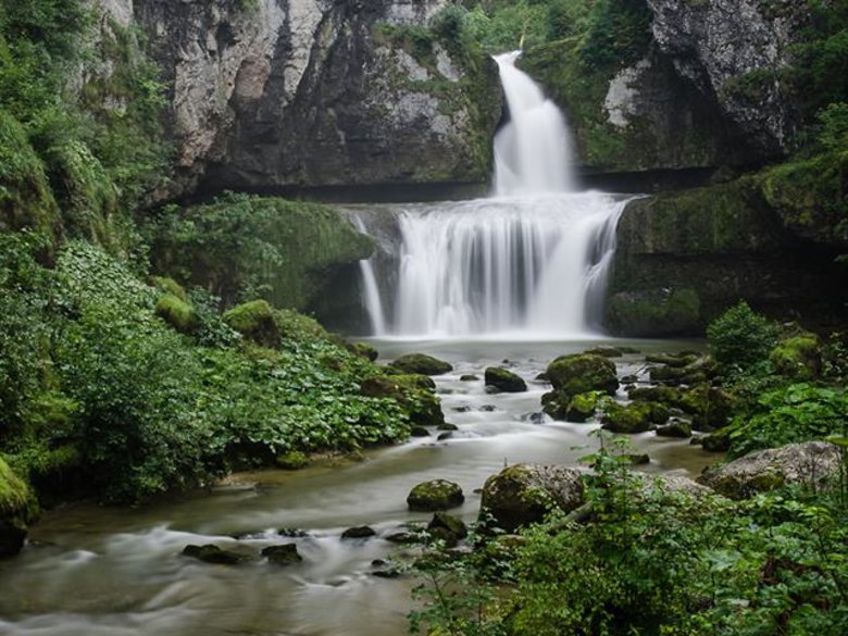 Cascade Dans Le 25