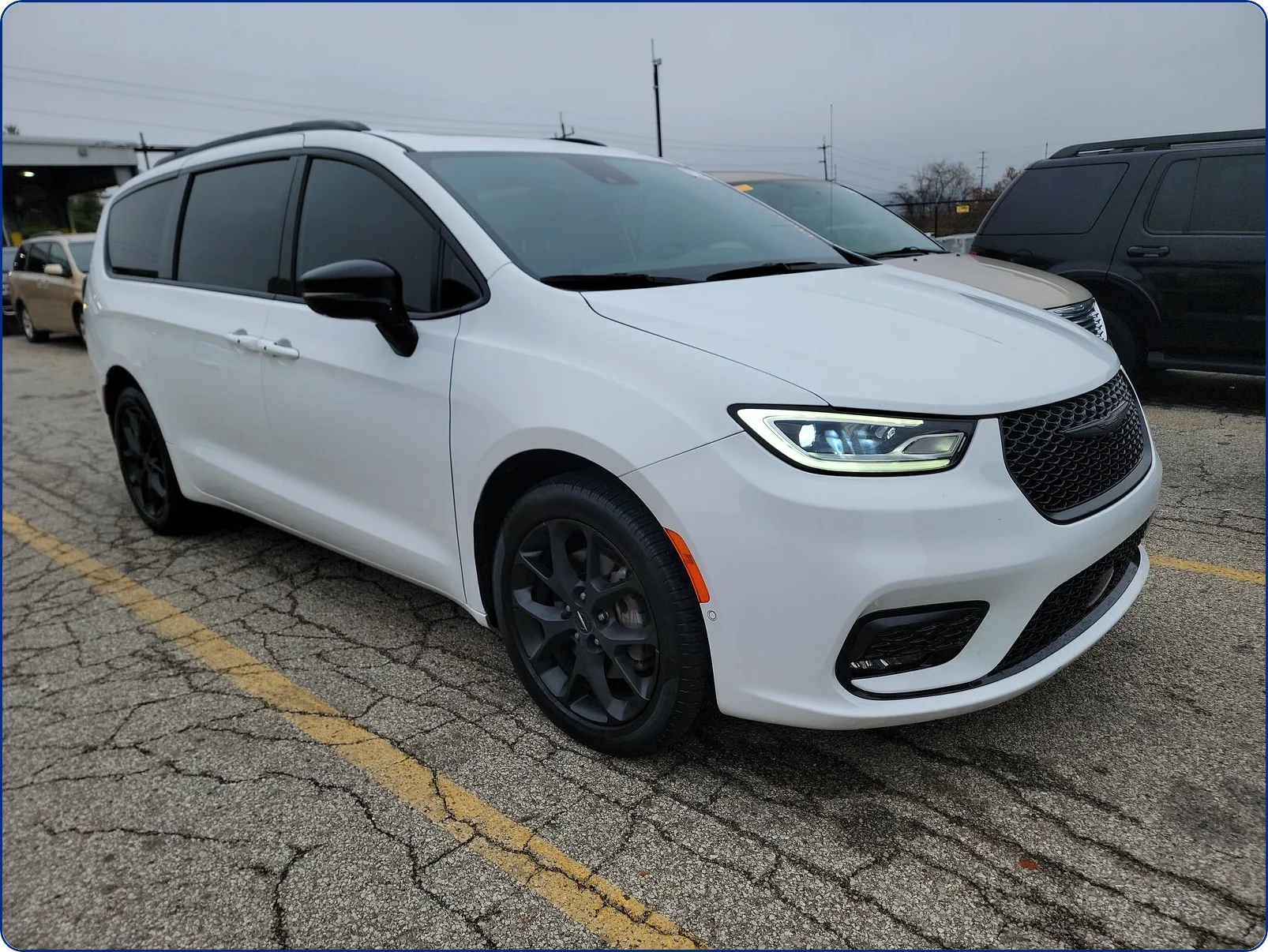 2024 Chrysler Pacifica Touring L's photo