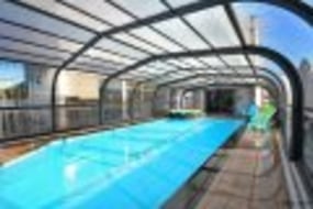 וילה עם בריכה מחוממת ומקורה לחורף