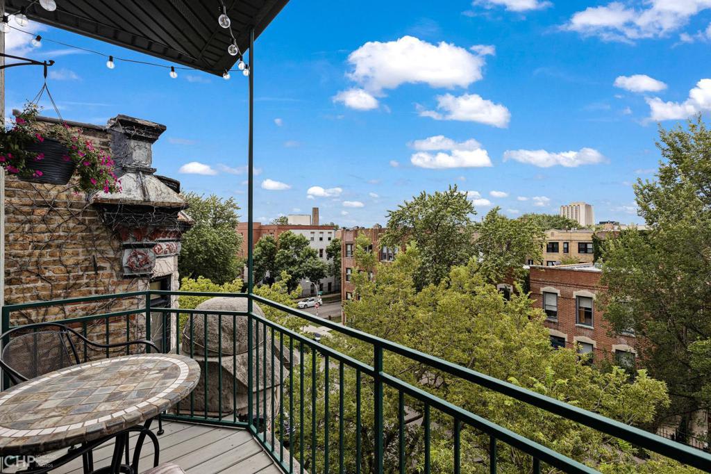 Converted Wicker Park Synagogue: 1243 N. Wolcott #4