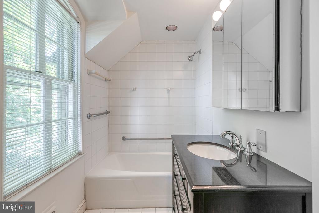 544 Maison Place, Bryn Mawr The Robin Gordon Group