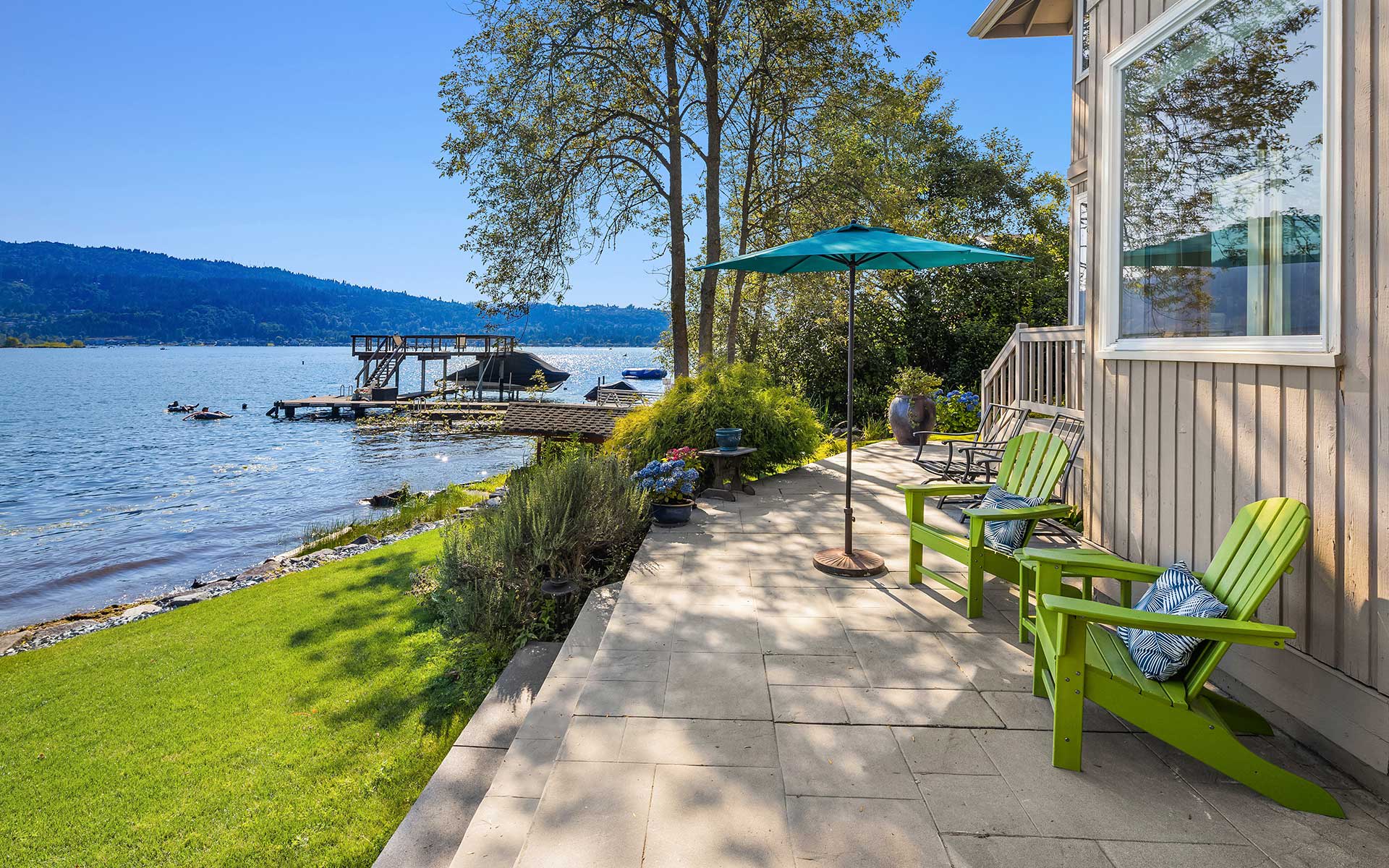 Idyllic Setting on Lake Sammamish Team Foster