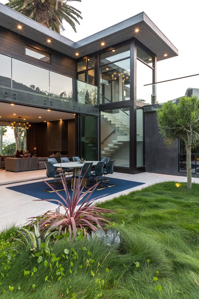 Modern Hollywood Hills Mansion