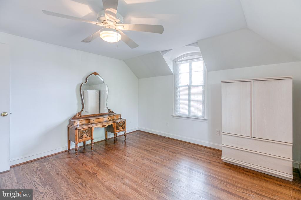 544 Maison Place, Bryn Mawr The Robin Gordon Group