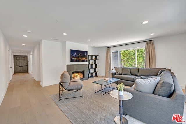 Huntley Dr. Pied A Terre