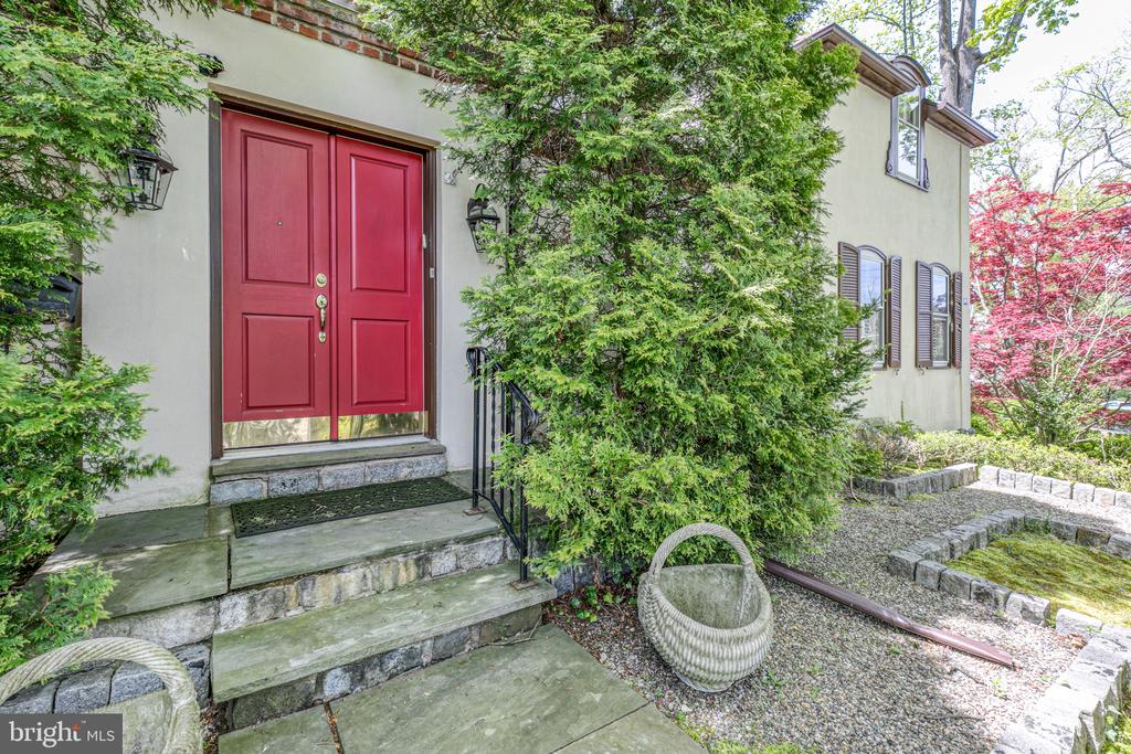 544 Maison Place, Bryn Mawr The Robin Gordon Group