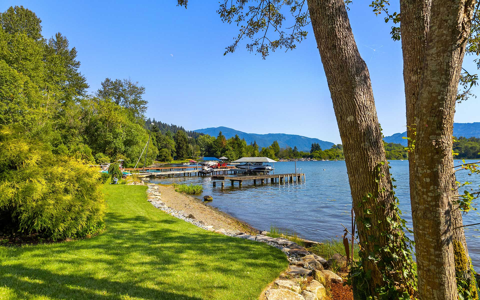 Idyllic Setting on Lake Sammamish Team Foster