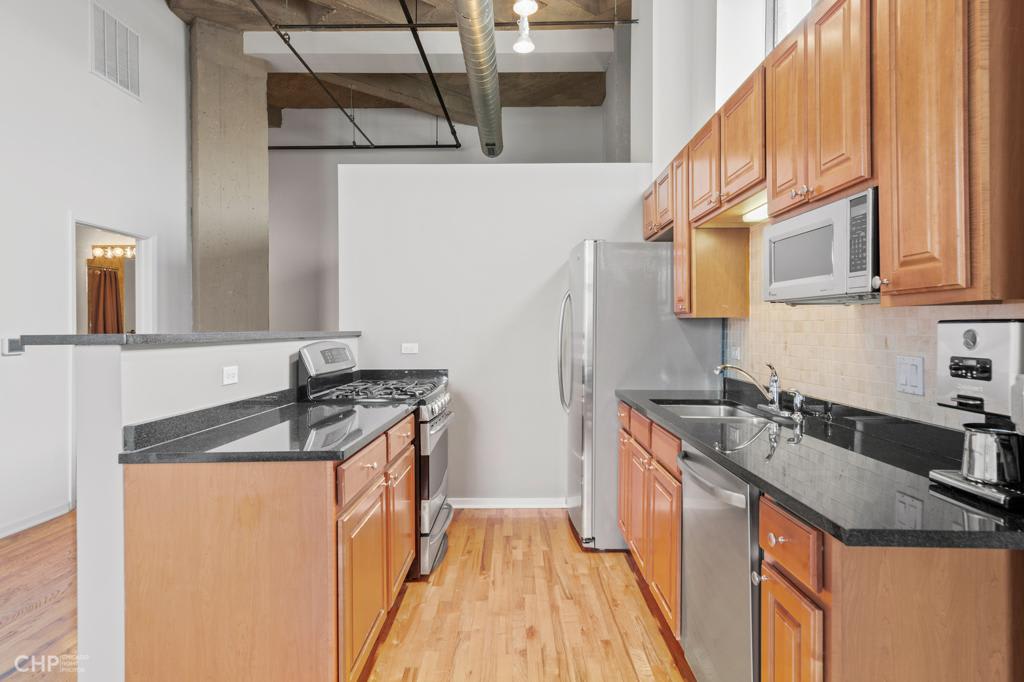 West Loop Loft: 1645 Ogden Ave, #420