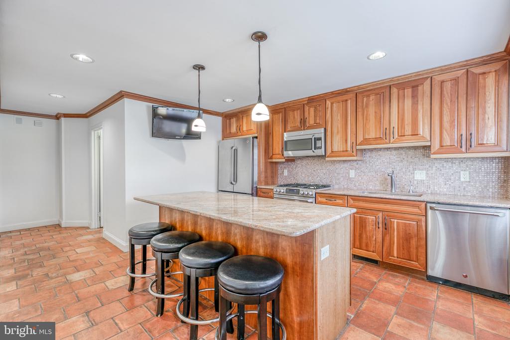 544 Maison Place, Bryn Mawr The Robin Gordon Group