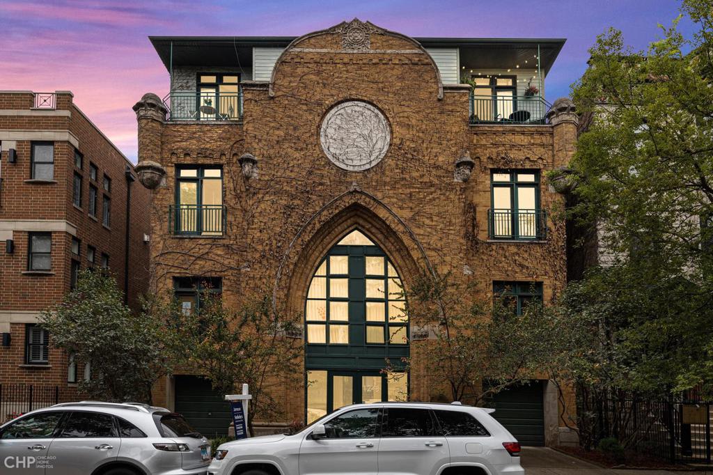 Converted Wicker Park Synagogue: 1243 N. Wolcott #4