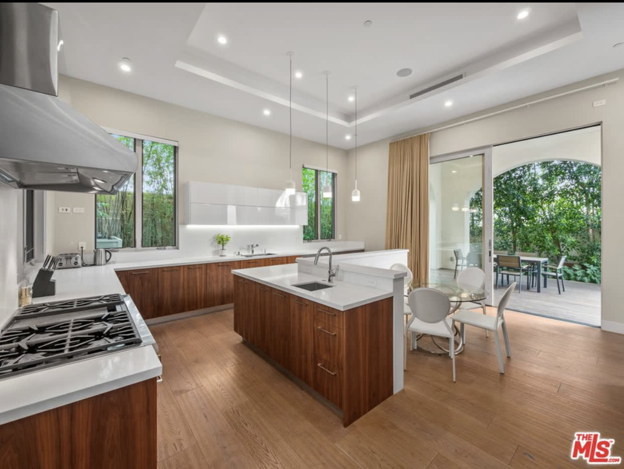 Lucerne Villa Contemporary Style Estate in Larchmont Village LA