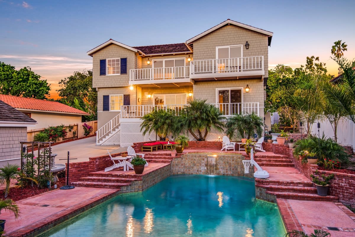 Charming Cape Cod with Pool House