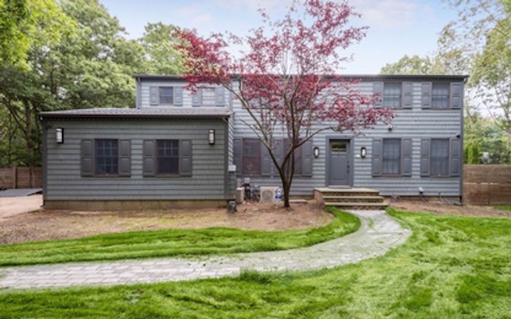 21 Fernwood Drive Wainscott, NY 11975 4 Beds 4.5 Baths