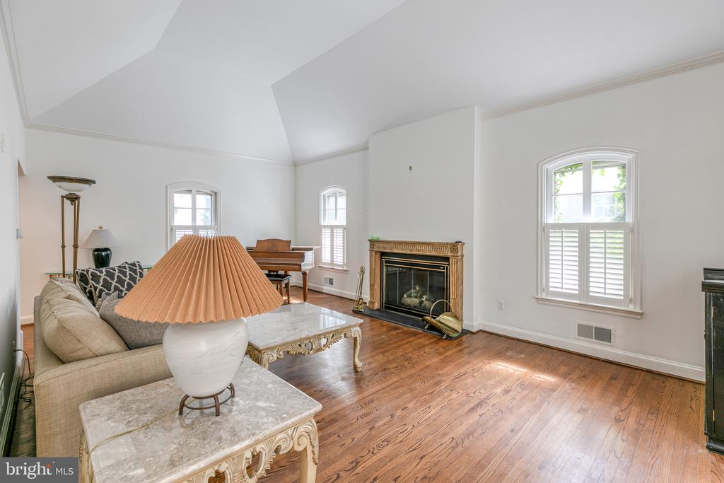 544 Maison Place, Bryn Mawr The Robin Gordon Group