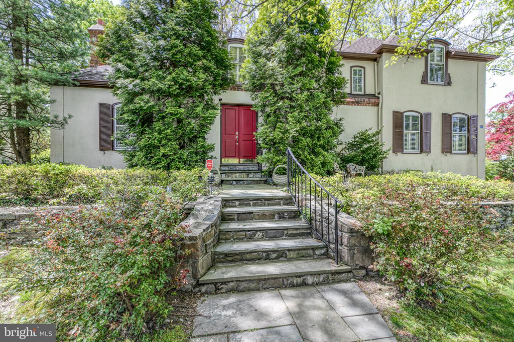 544 Maison Place, Bryn Mawr The Robin Gordon Group