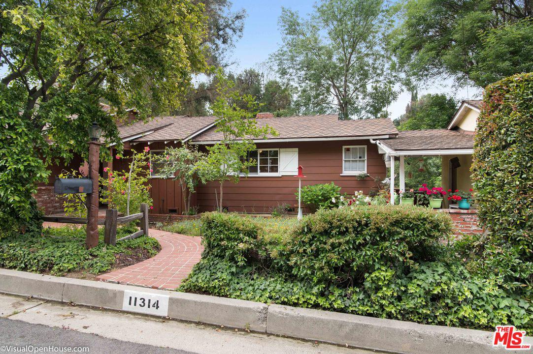 Charming 2 Bedroom Cottage in Studio City