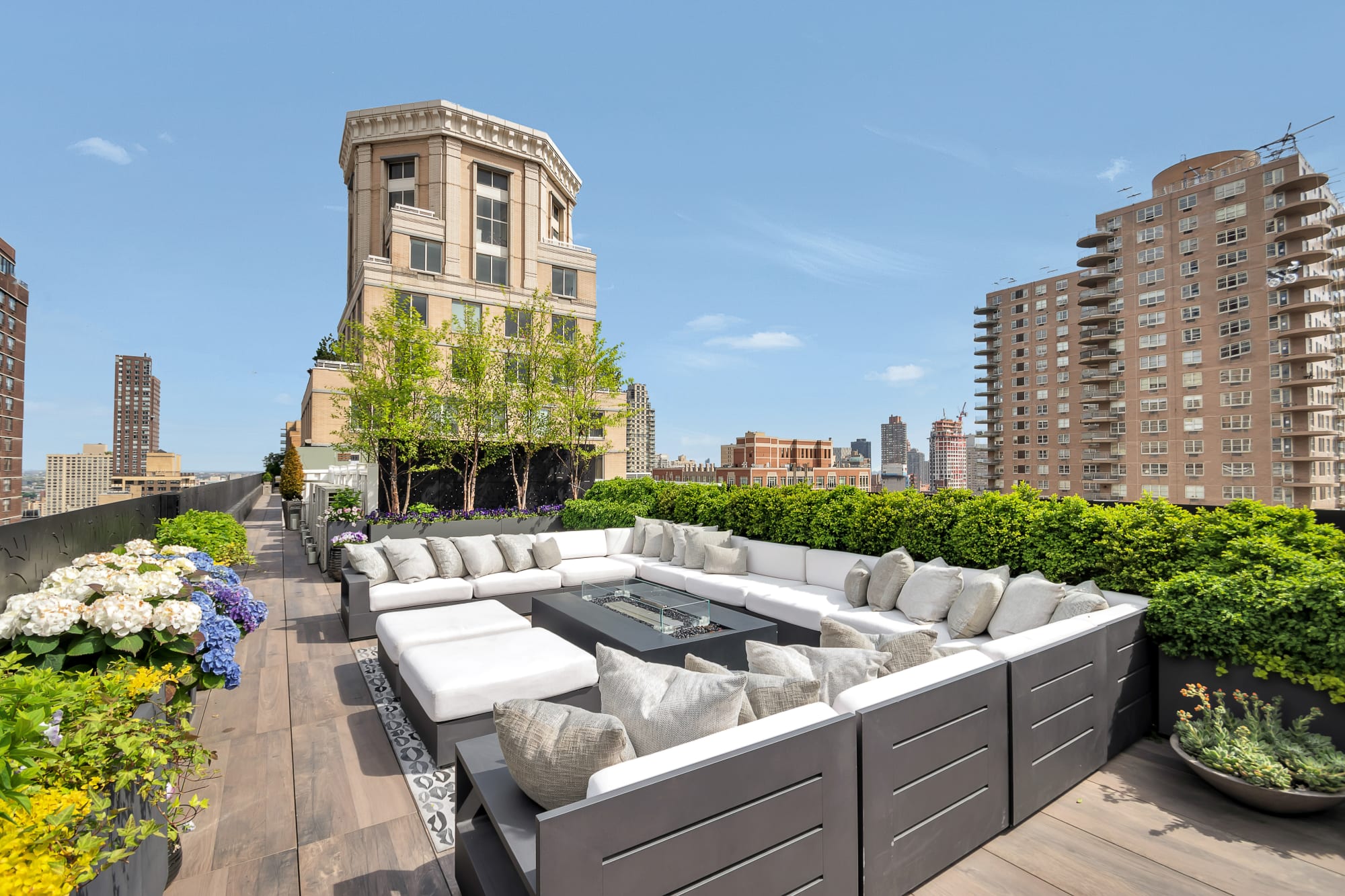 Noble Black Top Manhattan Real Estate Agent New York Luxury Real