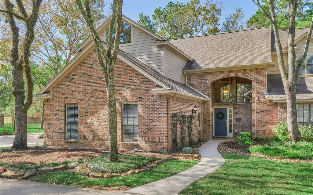 27 Fairway Oaks Place