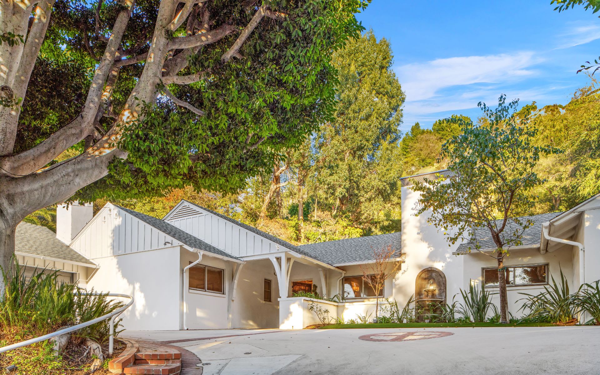 Dalegrove Drive Hillside Rental Estate in Beverly Hills