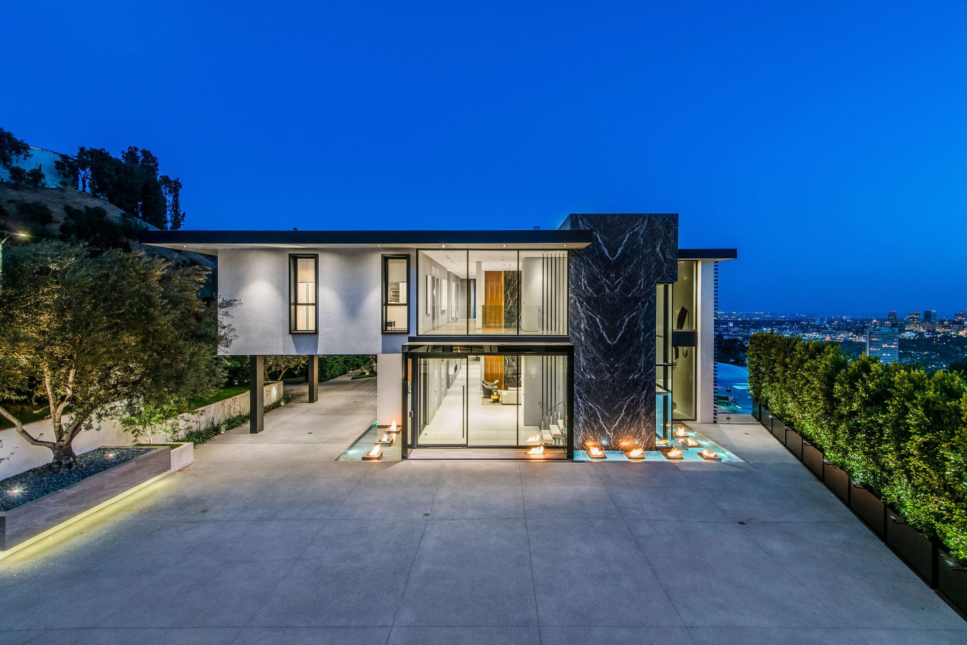 1677 N Doheny Drive, Los Angeles, CA 90069 The Fridman Group