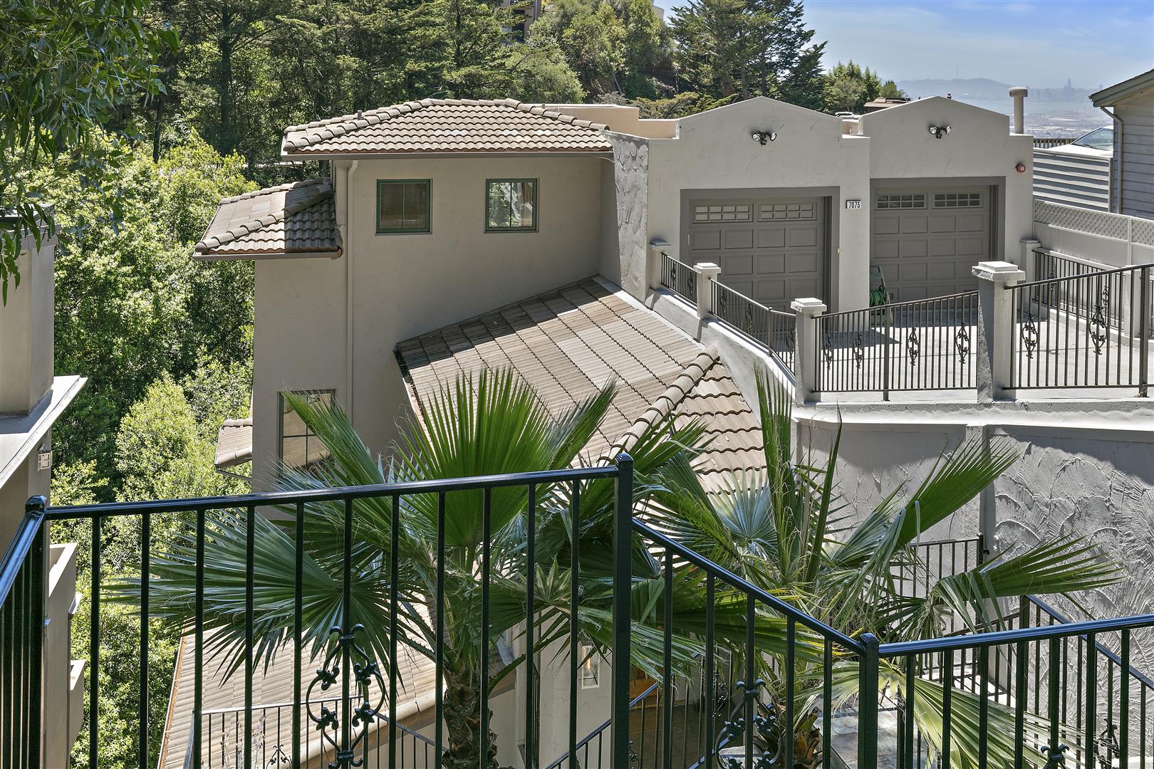 7075 Skyline Blvd, Oakland, CA 94611 Andrea Gordon