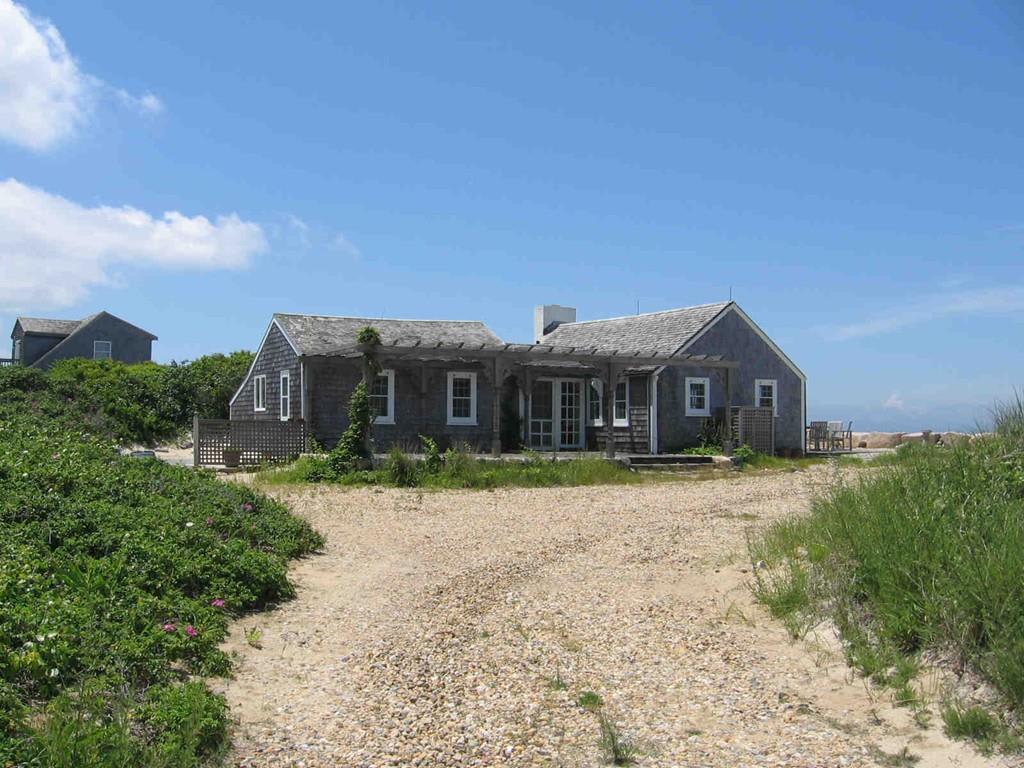 655 Herring Creek Road Tisbury, MA 02568 The MV Team